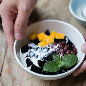 grass jelly powder uses

black grass jelly in milk tea

herbal jelly dessert bowl