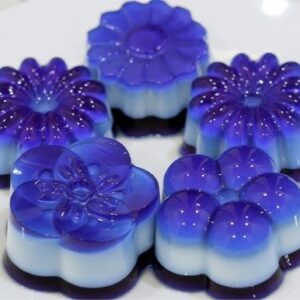 butterfly pea drink with white jelly and lemon color change