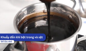 Nấu thạch sương sáo trên bếp với lửa vừa